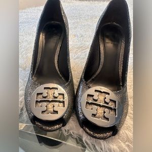 Tory Burch - peep toe wedge in metallic crinkle leather